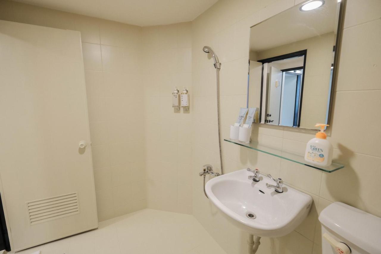 Ferienwohnung 七七漫旅 Seven77 Tainan Exterior foto