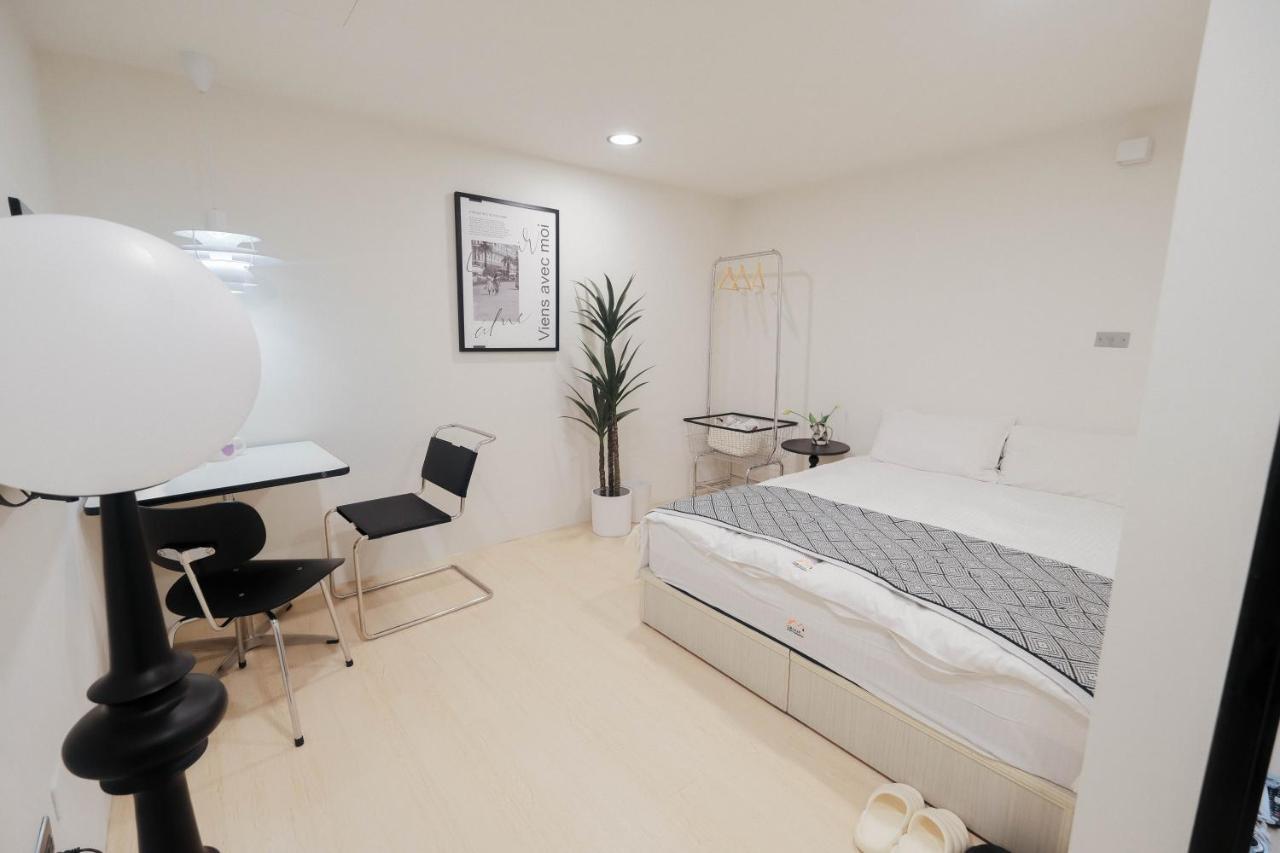 Ferienwohnung 七七漫旅 Seven77 Tainan Exterior foto